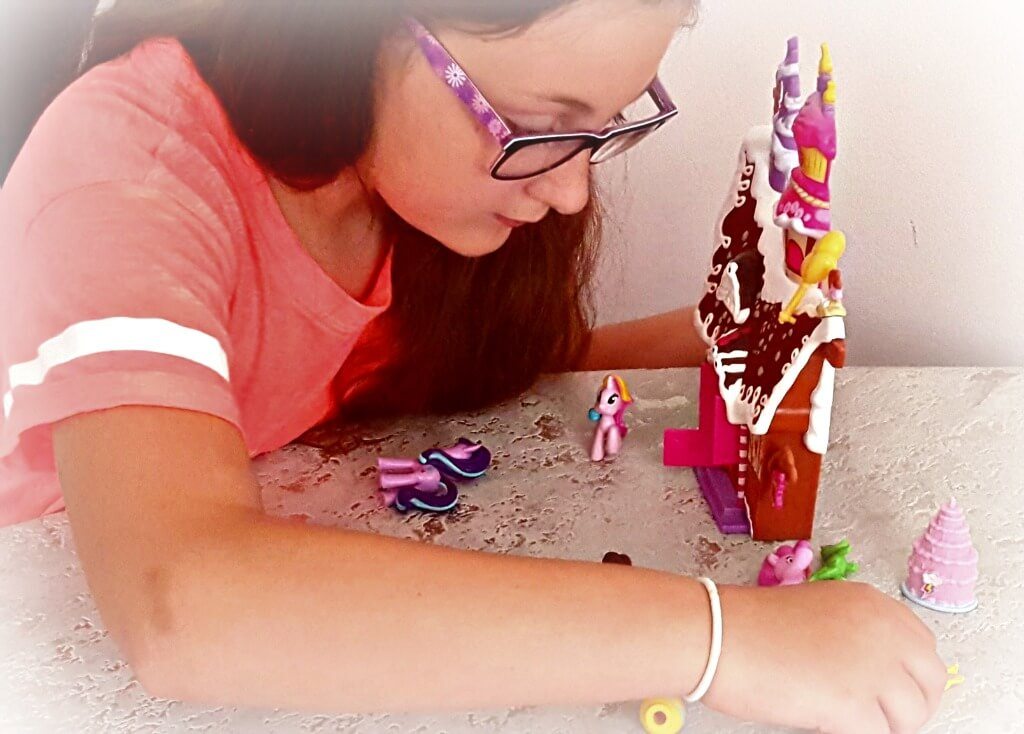 my little pony sugarcube corner review olivia playing with the set