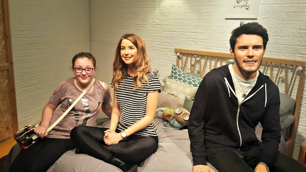 zoella at madame tussauds london girl on a bed with 2 waxwork figures