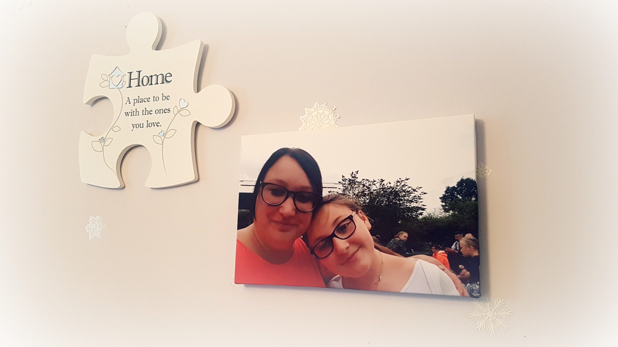a canvas print from truprint with a mum and daughter with a family jigsaw frame in the background