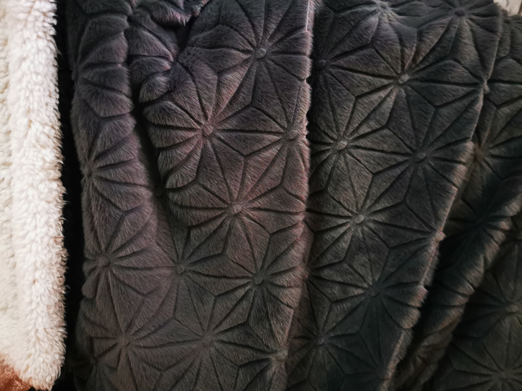 close up image of the pattern on the grey side of the elegear premium sherpa fleece blanket
