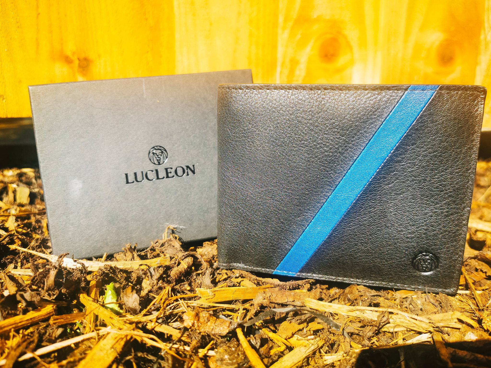 a black and blue wallet form trendhim in woodchippings