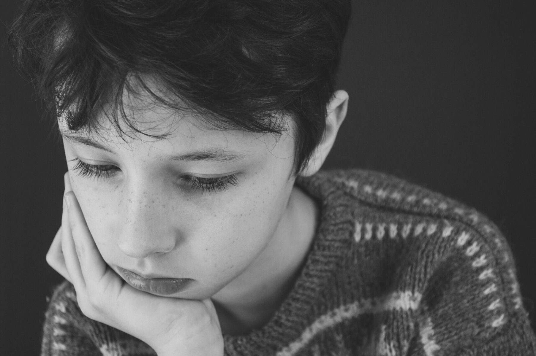 https://www.pexels.com/photo/boy-resting-his-chin-on-his-hand-7202038/
